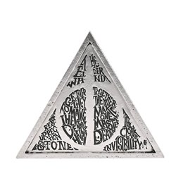 PLAQZA0KMN_1_plaque-triangle-reliques-de-la-mort-deco-harry-potter1.jpg
