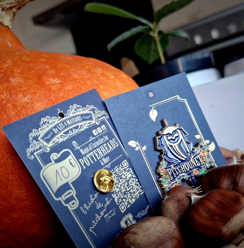 Pin’s émaillé Pitchounet d’Automne – Édition Officielle Les 4 Maisons